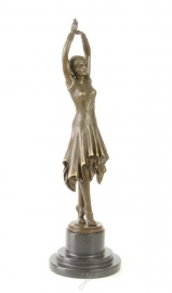 EEN BRONZEN SCULPTUUR GENAAMD MISS KITA