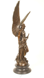 Bronzen beeld genaamd gewapende vrede