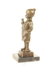 Bronzen beeldje van een jongen met peuk