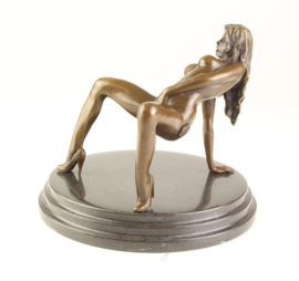 Gedetailleerd Bronzen vrouw met gespreide benen