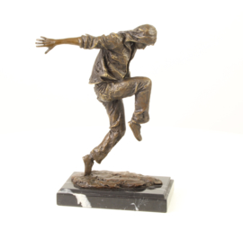 Bronzen beeld van een straatdanser