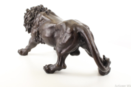 Een bronzen beeld van een leeuw