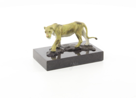 Een bronzen beeld van een leeuwin