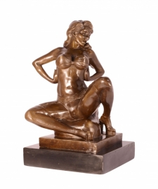 Erotisch bronzen beeld van een mooie vrouw
