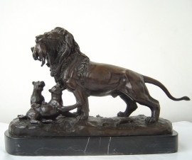 Bronzen  beeld van leeuw leeuwin en jong