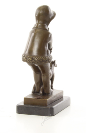 Een bronzen beeld van een jong meisje die haar hond uitlaat