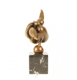 Bronzen abstract beeld dansen op en bronzen bol.