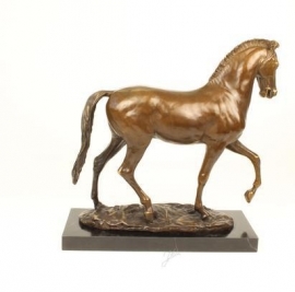 Bronzen  beeld  van een prachtige paard in draf.