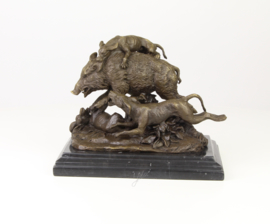Bronzen beeld van wildzwijn aangevallen door jachthonden.