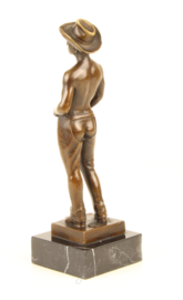Bronzen beeld naakte man als cowboy