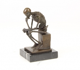 Bronzen beeld van de skelet denker op marmer basis.