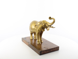 Een bronzen beeld van een olifant
