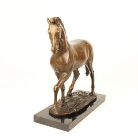 Bronzen  beeld  van een prachtige paard in draf.