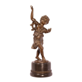 Een bronzen beeld van een dansende Putto