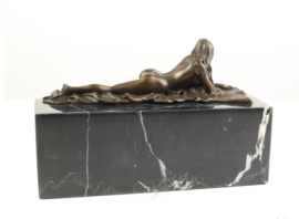 EEN EROTISCHE BRONZEN SCULPTRURE VAN EEN LIGGEND VROUWELIJK NAAKT