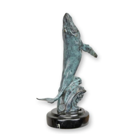Bronzen Sculptuur van een Springende Bultrugwalvis