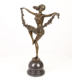 EEN BRONZEN SCULPTUUR VAN EEN BLOEM DANSER