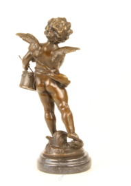 Bronzen beeld van putto spelend op zijn drum.