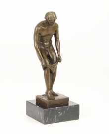 Bronzen beeld naakte man