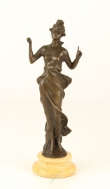 Bronzen  beeld staande dame