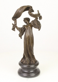 Bronzen beeld van sjaal danser