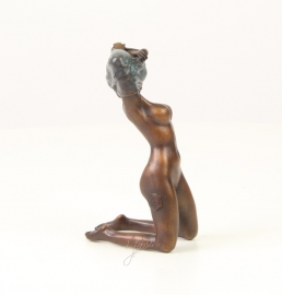 EEN EROTISCHE BRONZEN BEELD SCULPTUUR VAN EEN UITKLEDEN VROUW