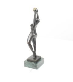 Gedetailleerd abstract Bronzen vrouw met bal