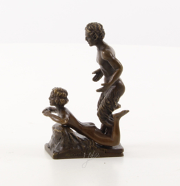 Paar erotische Bronzen beeldjes van satyr met vrouw.