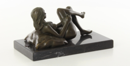 Erotische Bronzen beeld liggende vrouw