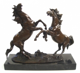 Bronzen steigerende paarden