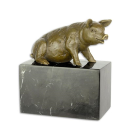 Een bronzen beeld van een zittende varken