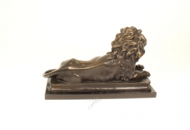 Bronzen beeld van een liggende leeuw