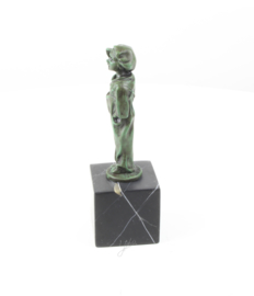 Gedetailleerd Bronzen beeldje van een straatjongen