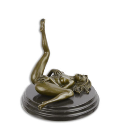 bronzen erotisch beeld van een liggende naakte vrouw.