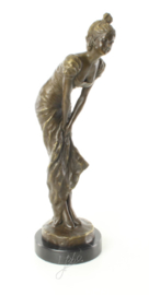 ‎EEN BRONZEN BEELD VAN EEN DAME‎