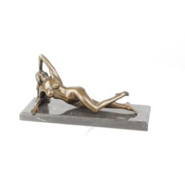 Bronzen poserende naakte vrouw