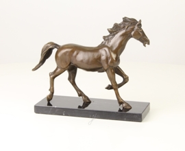 Bronzen beeld van een paard in draf