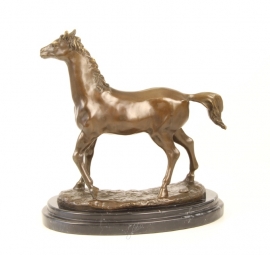 Bronzen beeld van een elegant paard