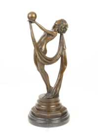 Bronzen beeld van vrouw met de aardbol in de hand.
