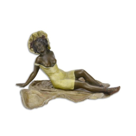 Wiener Bronzen dame beeld die haar kleren uitdoet.