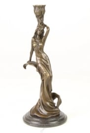 EEN FIGURALE BRONZEN KANDELAAR