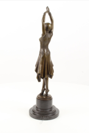 Bronzen beeld Miss Kita