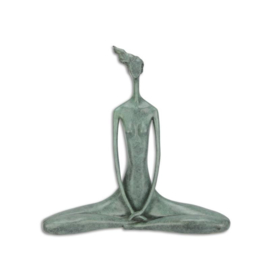 Een abstracte bronzen beeld van een vrouw in yoga pose
