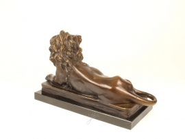 Bronzen beeld van een liggende leeuw uniek beeld