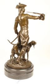 Bronzen beeld Louis XV met honden - Een waardevol sieraad op marmeren sokkel
