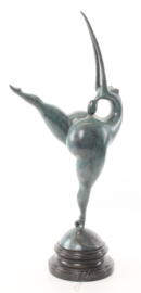 Een abstract bronzen beeld van een naakt vrouwelijke danser