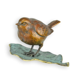Bronzen beeld van een mus op blad