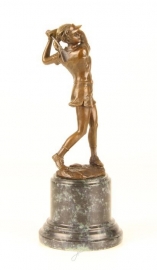 Mooi bronzen beeld van een vrouwelijke golfer