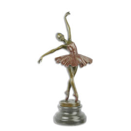 Gekleurde bronzen beeld van een ballerina