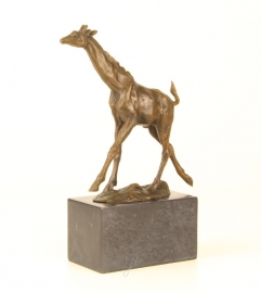 EEN BRONZEN SCULPTUUR VAN EEN GIRAFFE